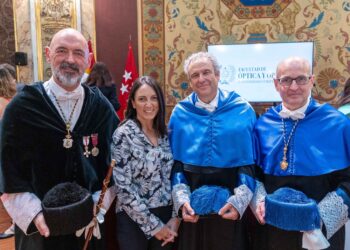 Cione, Con Los Nuevos Graduados En óptica De La UCM