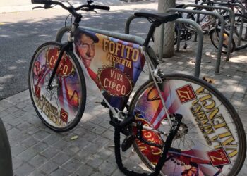 Cityflow Y El Circo De Fofito Pedalean Juntos: Magia Circense Cruza Valencia Sobre Dos Ruedas